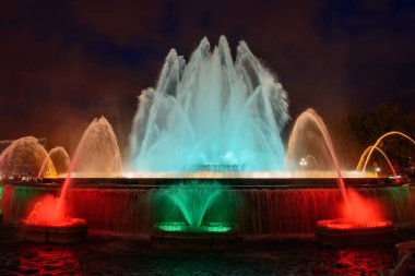 İspanya, Barcelona 'daki Montjuic Sihirli Çeşmesi' nin gece manzarası
