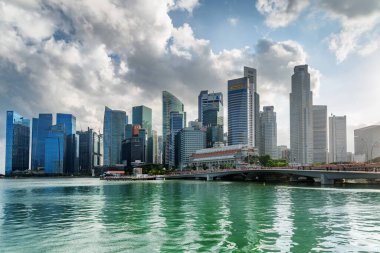 Singapur - 19 Şubat 2017 Marina Körfezi ve şehir merkezindeki gökdelenlerin muhteşem manzarası. İnanılmaz Singapur silueti. Harika bir şehir manzarası. Singapur Asya 'nın popüler bir turistik beldesidir..