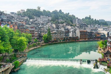 Fenghuang, Çin - 23 Eylül 2017: Phoenix Antik Kenti (Fenghuang İlçesi) ve Tuojiang Nehri (Tuo Jiang Nehri) muhteşem manzarası. Fenghuang, Asya 'nın popüler bir turizm merkezidir..