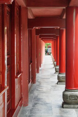 Leshan, Çin - 28 Eylül 2017 Leshan Dev Buda Sahne Bölgesi 'ndeki Budist tapınağının muhteşem kırmızı ahşap koridoru. Manastır Asya 'nın popüler bir turizm merkezidir..