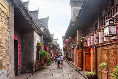 Fenghuang, Çin - 23 Eylül 2017: Phoenix Antik Kenti 'nin (Fenghuang İlçesi) sıcacık dar sokağının muhteşem manzarası. İnanılmaz otantik evler. Fenghuang, Asya 'nın popüler bir turizm merkezidir..
