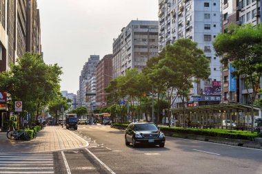 Taipei, Tayvan - 26 Nisan 2019: Günbatımında Xinyi Yolu manzaralı. Taipei 'nin gündüz trafiği. Harika bir şehir manzarası. Tayvan Asya 'nın popüler bir turistik beldesidir..