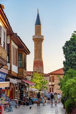 Antalya, Türkiye - 28 Eylül 2021: Kesik Minare 'nin muhteşem manzarası ve Kaleici' de eski bir sokak. Kaleici bölgesi tarihi kent merkezi ve Türkiye 'de popüler bir turistik merkezdir..