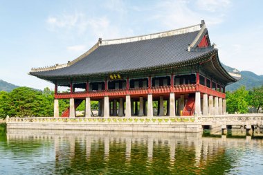 Güney Kore, Seul 'deki Gyeongbokgung Sarayı' nda Gyeonghoeru Pavyonu. Geleneksel Kore mimarisi üzerine 