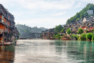 Çin 'deki Phoenix Antik Kenti (Fenghuang İlçesi) ve Tuojiang Nehri' nin (Tuo Jiang Nehri) muhteşem manzarası. Fenghuang, Asya 'nın popüler bir turizm merkezidir..