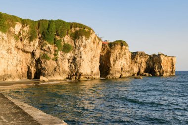 Tayvan, Kaohsiung 'daki Cijin Adası' ndaki muhteşem kıyı kayalıkları manzarası. Gün batımında inanılmaz kayalık bir yer. Kaohsiung Asya 'nın popüler bir turizm merkezidir..