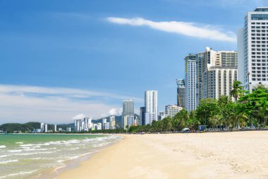 Nha Trang, Vietnam 'ın merkez plajının muhteşem manzarası. Kıyı şehrinde güzel, beyaz, tropikal bir sahil. Manzaralı sahil şeridi. İnanılmaz bir şehir manzarası. Nha Trang Asya 'nın popüler bir turizm beldesidir..