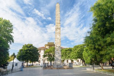 İstanbul Sultanahmet Meydanı 'ndaki Obelisk Duvarı' nın (Konstantin 'in Obelisk) muhteşem manzarası. Marmara Üniversitesi arka planda görünür. Roma anıtı popüler bir turistik ilgi odağı..