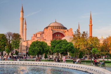 İstanbul 'daki Sultanahmet Meydanı ve Ayasofya Çeşmesi. Sultanahmet Meydanı İstanbul 'un popüler bir turizm merkezi..