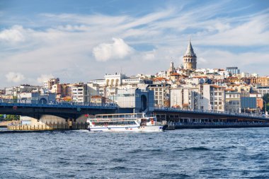 İstanbul silueti. Galata Kulesi ve Galata Köprüsü 'nün muhteşem manzarası. İstanbul popüler bir turizm beldesi.