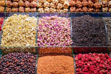Türkiye 'nin İstanbul kentindeki Grand Bazaar' da çay karışımları ve kurutulmuş çiçek tomurcukları. Tarihsel pazar popüler bir turizm merkezidir ve dünyanın en eski pazarlarından biridir..