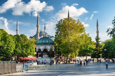 Türkiye 'nin İstanbul kentindeki Alman Çeşmesi ve Sultan Ahmed Camii' nin (Mavi Cami) muhteşem manzarası. İstanbul dünyanın popüler bir turizm beldesi.