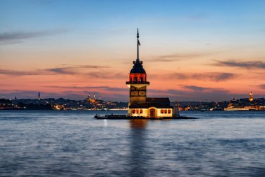 İstanbul, Türkiye 'de Bakire Kulesi (Leander' s Tower) ve Boğaz 'ın günbatımı manzarası. İstanbul dünyada popüler bir turizm beldesi.