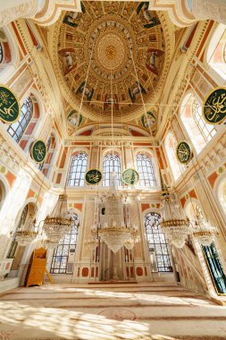 İstanbul, Türkiye - 18 Eylül 2021: Ortakoy Camii. Osmanlı İmparatorluk Camii dünyadaki turistler ve hacılar arasında popüler bir yerdir..