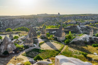 Türkiye 'nin Kapadokya kentindeki Peri Bacaları adı verilen kaya oluşumlarının muhteşem manzarası. Goreme Tarihi Ulusal Parkı 'nın muhteşem manzarası. Kapadokya Türkiye 'nin popüler bir turizm beldesi.