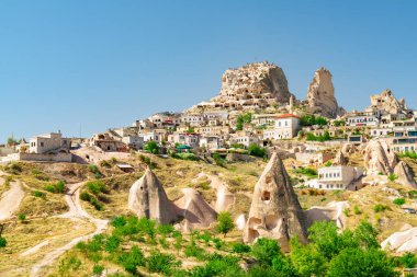 Kapadokya 'daki Goreme Tarihi Ulusal Parkı' ndaki Uchisar Şatosu manzarası. İnanılmaz bir manzara. Kapadokya Türkiye 'nin popüler bir turizm beldesi.