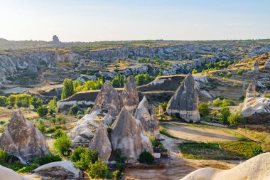 Türkiye 'nin Kapadokya kentindeki Peri Bacaları adı verilen kaya oluşumlarının muhteşem manzarası. Goreme Tarihi Ulusal Parkı 'nın muhteşem manzarası. Kapadokya Türkiye 'nin popüler bir turizm beldesi.