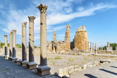 Antalya ilinin Perge ilçesindeki sütunlar ve Helenistik kent kapısı kalıntıları. Antik Yunan şehrinin manzarası. Perge Türkiye 'de popüler bir turizm beldesi.