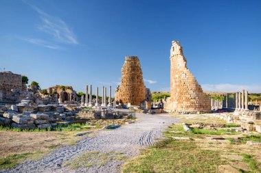 Antalya ilinin Perge (Perga) kentindeki Helenistik şehir kapısının manzaralı kalıntıları. Antik Yunan şehrinin muhteşem manzarası. Perge Türkiye 'de popüler bir turizm beldesi.