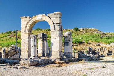 Antalya ilinin Perge (Perga) manzaralı harabeleri. Antik Yunan şehrinin muhteşem manzarası. Perge Türkiye 'de popüler bir turizm beldesi.