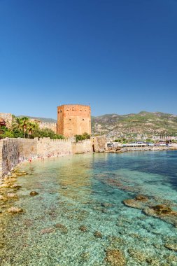 Türkiye 'nin Alanya kentindeki Akdeniz kıyısındaki Kizil Kule' nin muhteşem manzarası. Kızıl Kule Türkiye 'de popüler bir turizm merkezi..
