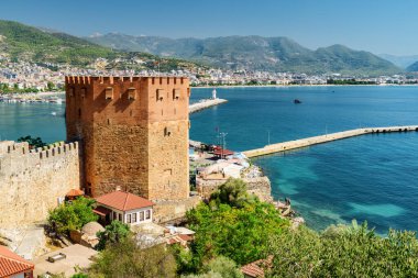 Türkiye 'nin Alanya kentindeki Akdeniz kıyısındaki Kizil Kule' nin muhteşem manzarası. Kızıl Kule Türkiye 'de popüler bir turizm merkezi..