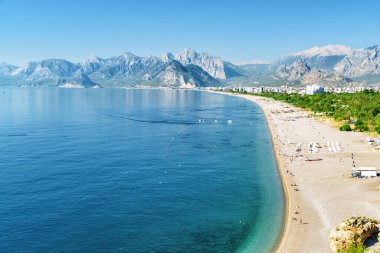 Antalya 'daki Konyaalti Sahili ve Park' ın muhteşem manzarası. İHA sahilde uçuyor. Konyaalti Plajı Türkiye 'de popüler bir turizm merkezi.