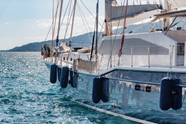 Marmaris Marina 'daki yatın manzarası. Liman kenti, Türk Rivierası 'nda popüler bir turizm beldesi..