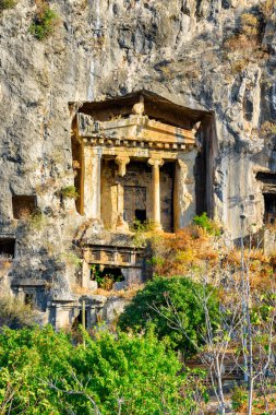 Fethiye, Türkiye 'deki Amyntas Mezarı manzarası. Şu anda Fethiye 'de bulunan Antik Telmessos' taki Lycian Rock Tombs Türkiye 'de popüler bir turizm merkezi..