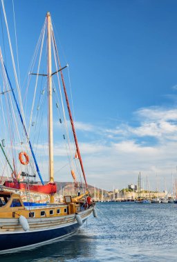 Milta Bodrum Marina 'da demirlemiş yatların manzarası. Liman kenti, Türk Rivierası 'nda popüler bir turizm beldesi..