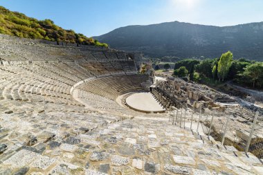 İzmir 'in Selcuk ilçesindeki Efes Tiyatrosu (Efes). Amfitiyatro, gladyatör savaşları ve drama açısından antik dünyanın en büyük tiyatrosudur. Efes popüler bir turizm merkezidir..
