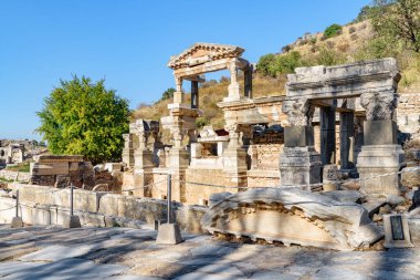 Efes 'teki harabelerin manzarası. Türkiye 'nin İzmir ilinin Selcuk ilçesindeki antik Yunan kentinin kalıntıları. Efes, Türkiye 'de popüler bir turizm merkezi..