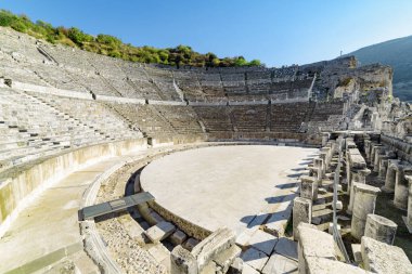 İzmir 'in Selcuk ilçesindeki Efes Tiyatrosu (Efes). Amfitiyatro, gladyatör savaşları ve drama açısından antik dünyanın en büyük tiyatrosudur. Efes popüler bir turizm merkezidir..