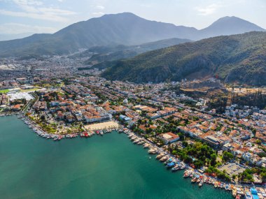 Türkiye 'deki Fethiye kıyı şeridinin havadan görüntüsü. Fethiye, Türk Rivierası 'nda popüler bir turizm beldesi..