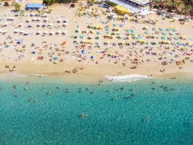 Türkiye 'nin Alanya kentindeki Kleopatra Plajı' nın hava manzarası. Kıyı kenti Türkiye 'de popüler bir turizm beldesi.