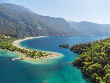 Oludeniz, Türkiye 'deki Mavi Göl' ün havadan görünüşü. Mavi Göl, Türkiye 'de ulusal bir doğa rezervi ve popüler bir turizm merkezi..