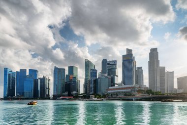 Singapur - 19 Şubat 2017 Marina Körfezi ve şehir merkezindeki gökdelenlerin muhteşem manzarası. İnanılmaz Singapur silueti. Harika bir şehir manzarası. Singapur Asya 'nın popüler bir turistik beldesidir..