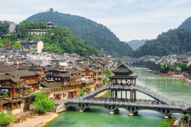 Fenghuang, Çin - 23 Eylül 2017: Anka Şehri ve Tuojiang Nehri 'nin (Tuo Jiang Nehri) muhteşem hava manzarası. Fenghuang, Asya 'nın popüler bir turizm merkezidir..