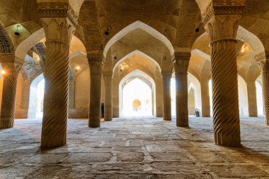Şiraz, İran - 31 Ekim 2018: Vakil Camii 'nin Sahne Namazı. Güzel, kubbeli tavan ve harika sütunlar. Müslüman mekanının muhteşem Pers iç mimarisi.