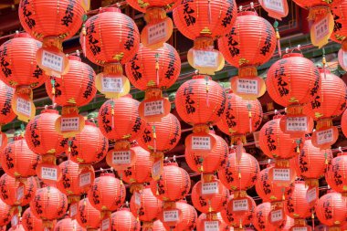 Kaohsiung, Tayvan - 30 Nisan 2019: Sanfeng Tapınağı 'ndaki geleneksel Çin kırmızı fenerlerinin muhteşem manzarası. Eski tapınak, Asya 'nın turist ve hacıları arasında popüler bir cazibedir..