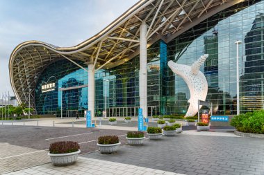 Kaohsiung, Tayvan - 30 Nisan 2019: Kaohsiung Sergi Merkezi 'nin muhteşem akşam manzarası. Kaohsiung Asya 'nın popüler bir turizm merkezidir..