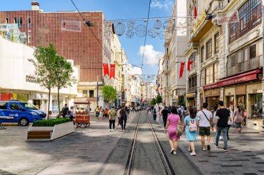 İstanbul, Türkiye - 15 Eylül 2021: Güneşli bir günde İstiklal Caddesi manzarası. Yaya caddesi boyunca turistler ve sakinler yürüyor.