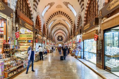 İstanbul, Türkiye - 15 Eylül 2021: Mısır Pazarı 'nın İçi. Tarihi pazar popüler bir turizm merkezidir ve en büyük ve en eski pazarlardan biridir..