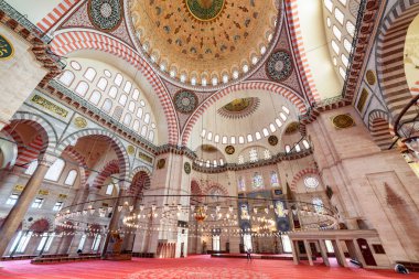 İstanbul, Türkiye - 16 Eylül 2021: Süleyman Camii, İstanbul, Türkiye 'deki ibadethane. Osmanlı İmparatorluk Camii turistler ve hacılar arasında popüler bir yerdir..