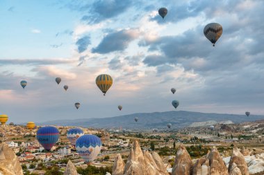 Kapadokya, Türkiye - 22 Eylül 2021: Goreme Tarih Ulusal Parkı üzerinde uçan renkli sıcak hava balonlarının muhteşem manzarası. Kapadokya 'nın muhteşem manzarası, Türkiye.