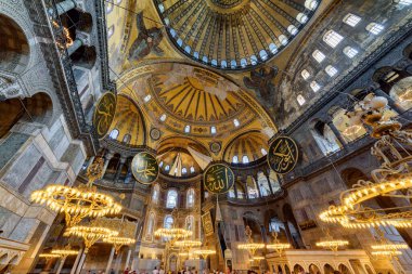 İstanbul, Türkiye - 19 Eylül 2021: Ayasofya 'nın İçi. Ulu Cami ve eski adıyla Kilise, İstanbul 'un hacılar ve turistleri arasında popüler bir yerdir..