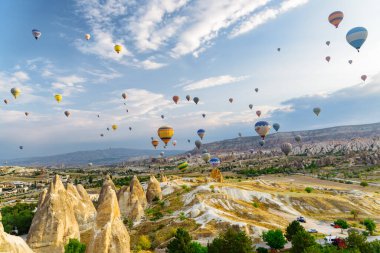 Kapadokya, Türkiye - 22 Eylül 2021: Goreme Tarih Ulusal Parkı üzerinde uçan renkli sıcak hava balonlarının muhteşem manzarası. Kapadokya 'nın muhteşem manzarası, Türkiye.