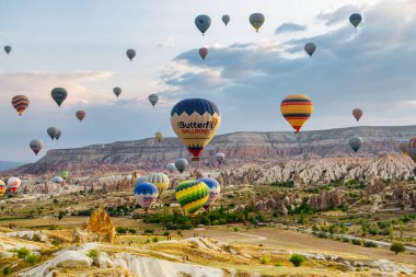 Kapadokya, Türkiye - 22 Eylül 2021: Goreme Tarih Ulusal Parkı üzerinde uçan renkli sıcak hava balonlarının muhteşem manzarası. Kapadokya 'nın muhteşem manzarası, Türkiye.