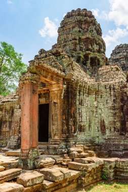 Antik Angkor 'daki Ta Prohm tapınağının gizemli kalıntıları, Siem Reap, Kamboçya. Angkor popüler bir turistik merkezdir..