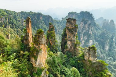 Çin 'in Hunan Eyaleti' ndeki Zhangjiajie Ulusal Orman Parkı 'ndaki Tianzi Dağları' nın (Avatar Dağları) doğal kuvars sütunlarının muhteşem manzarası. Muhteşem bir manzara..